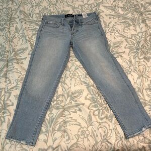 Like new Hollister low rise crop boyfriend jeans size 3R waist 26 length 25